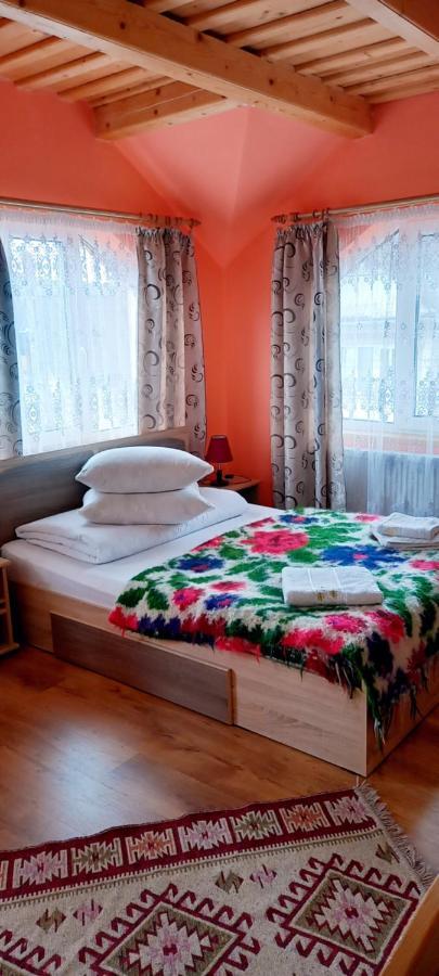 Sub Creasta Cocosului Otel Breb Oda fotoğraf