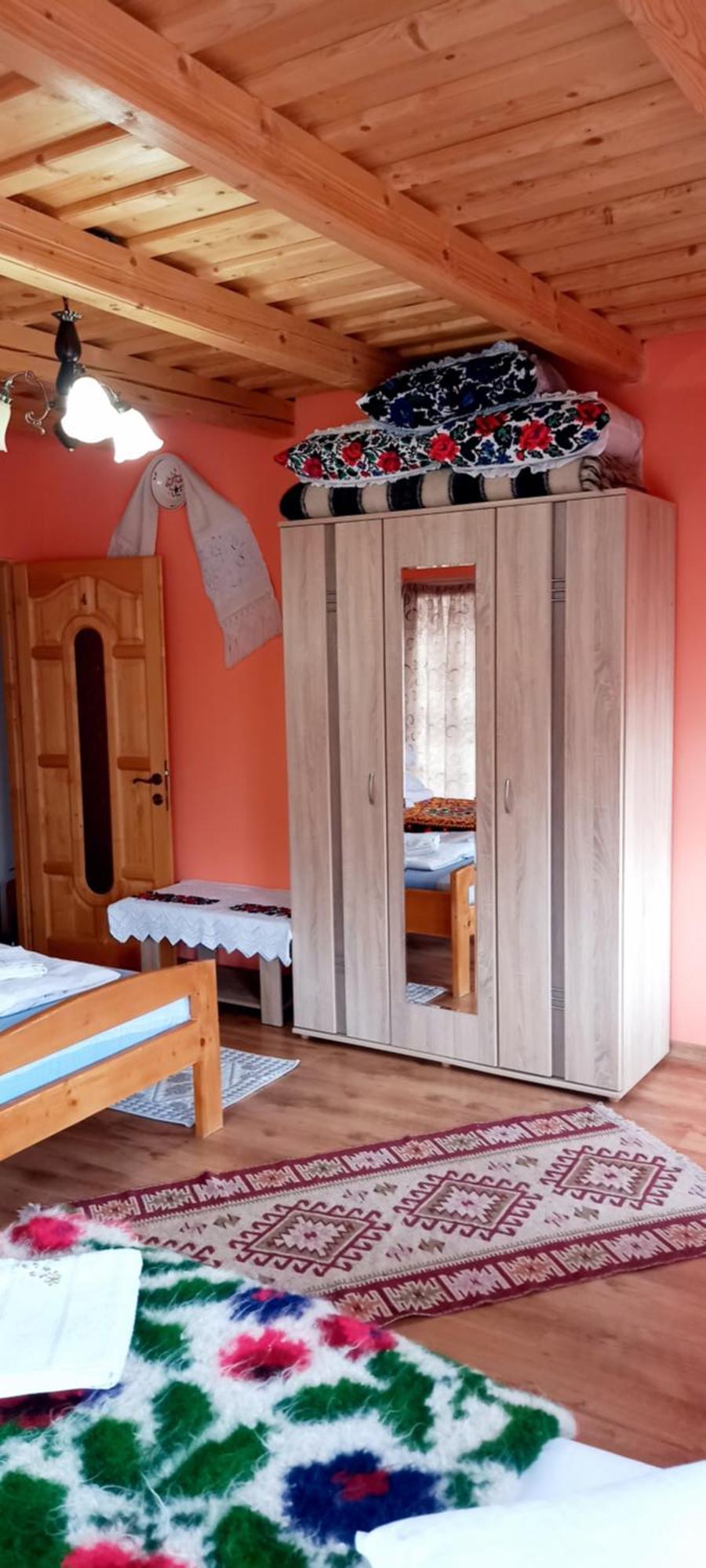 Sub Creasta Cocosului Otel Breb Oda fotoğraf