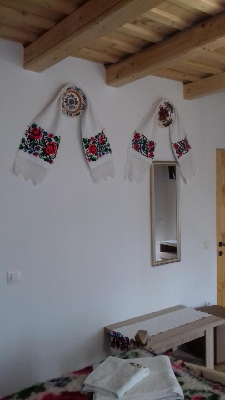Sub Creasta Cocosului Otel Breb Oda fotoğraf